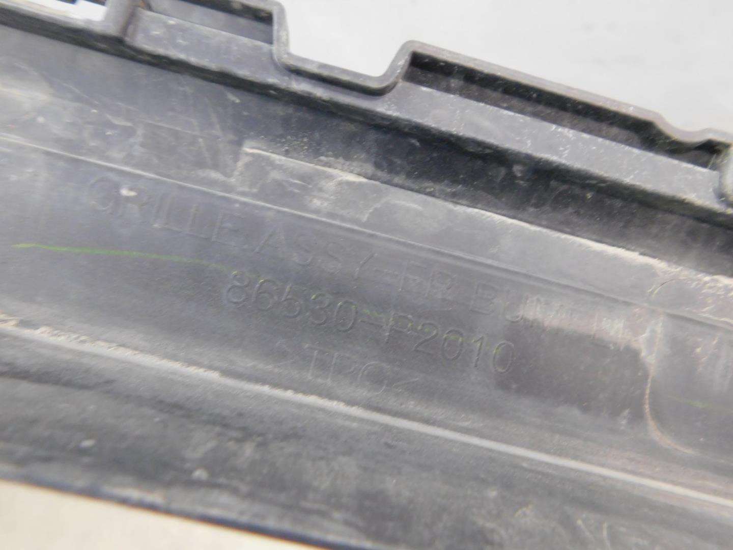 Решетка в бампер центральная