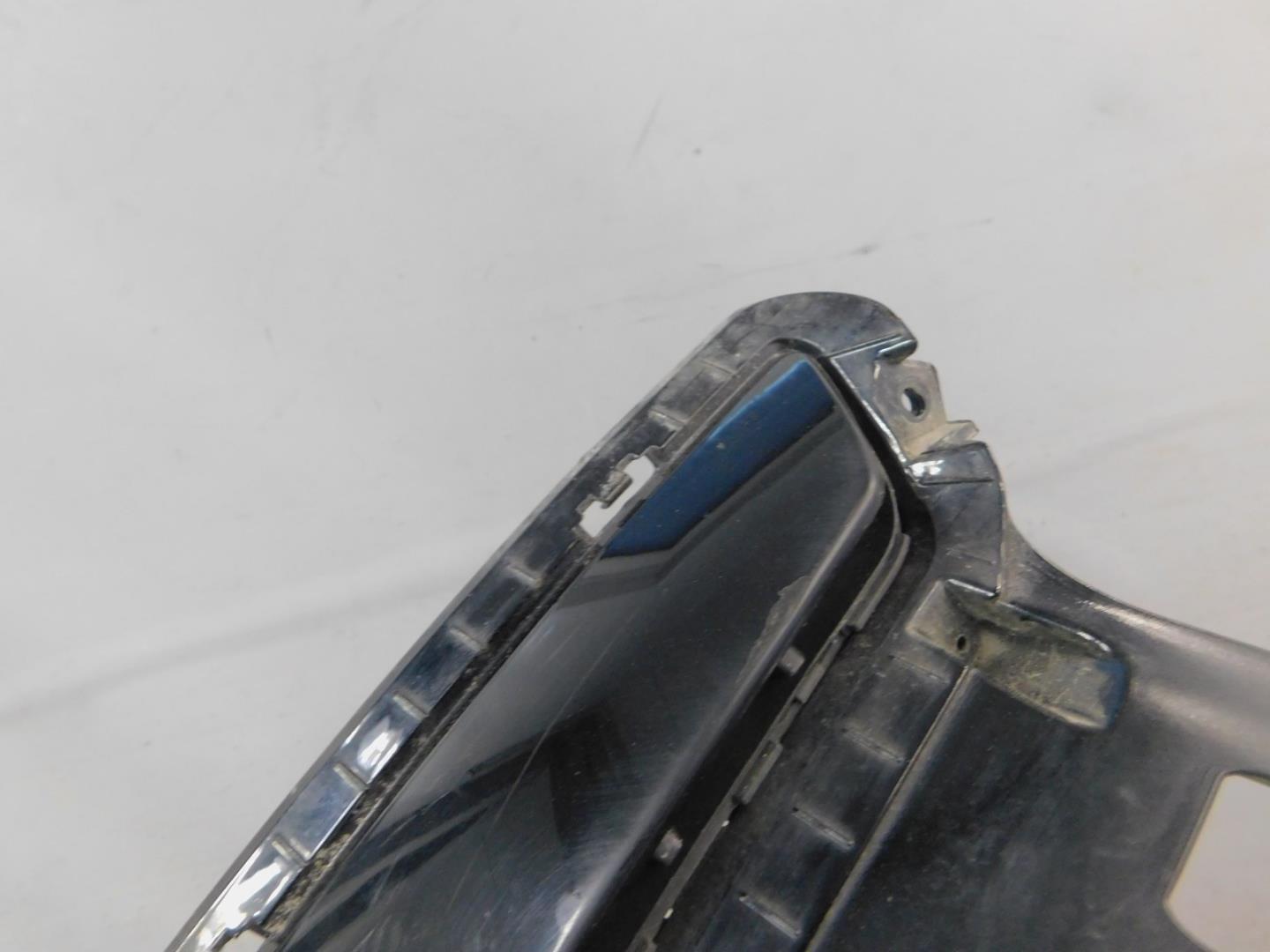 Решетка в бампер центральная