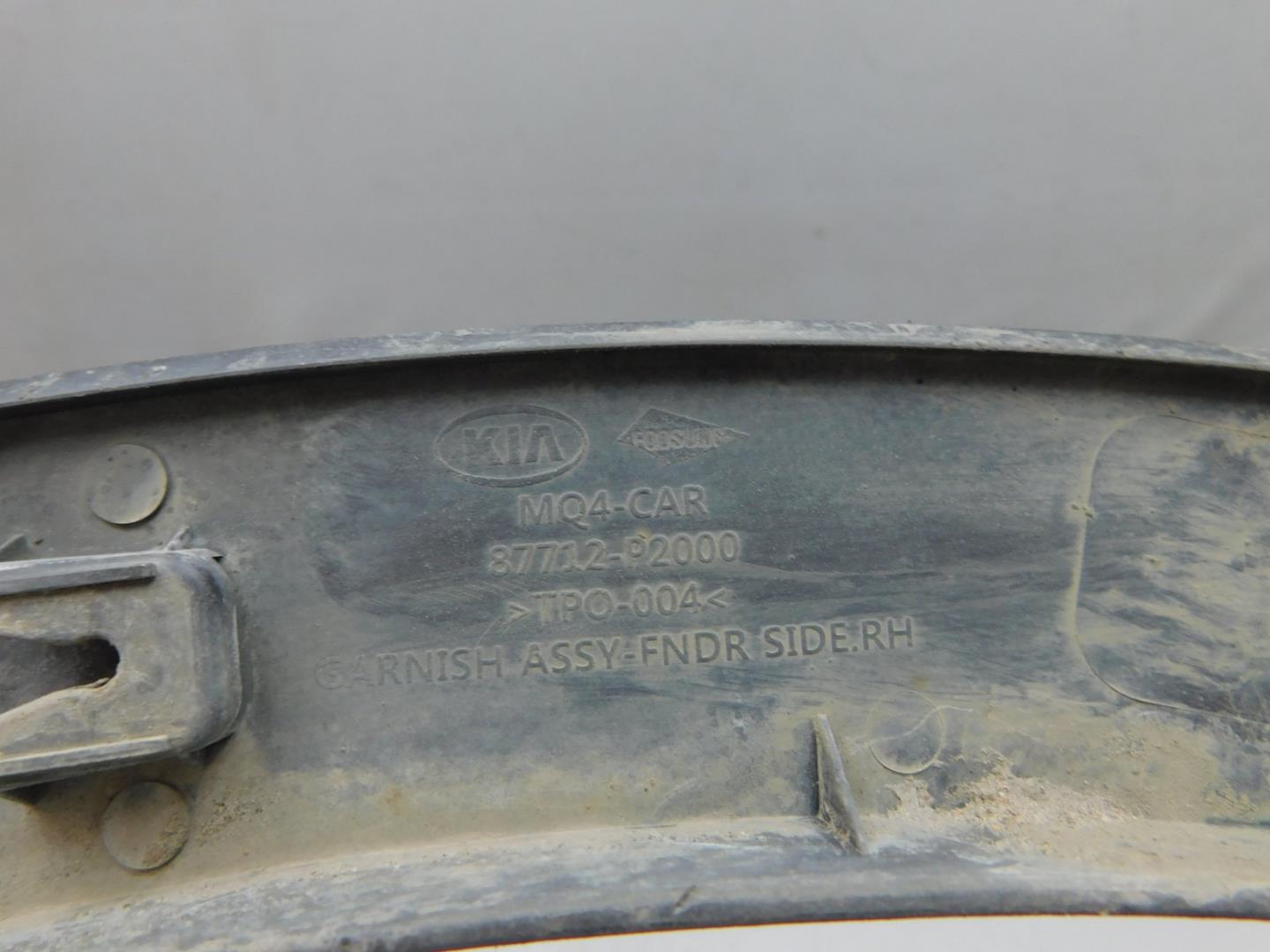 Накладка переднего крыла правого