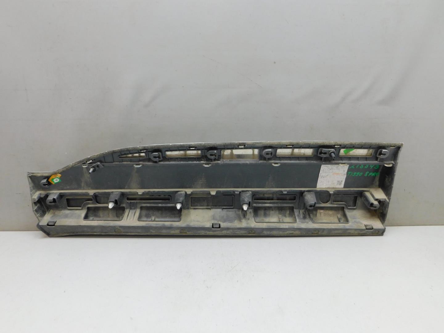 Накладка двери передней правой