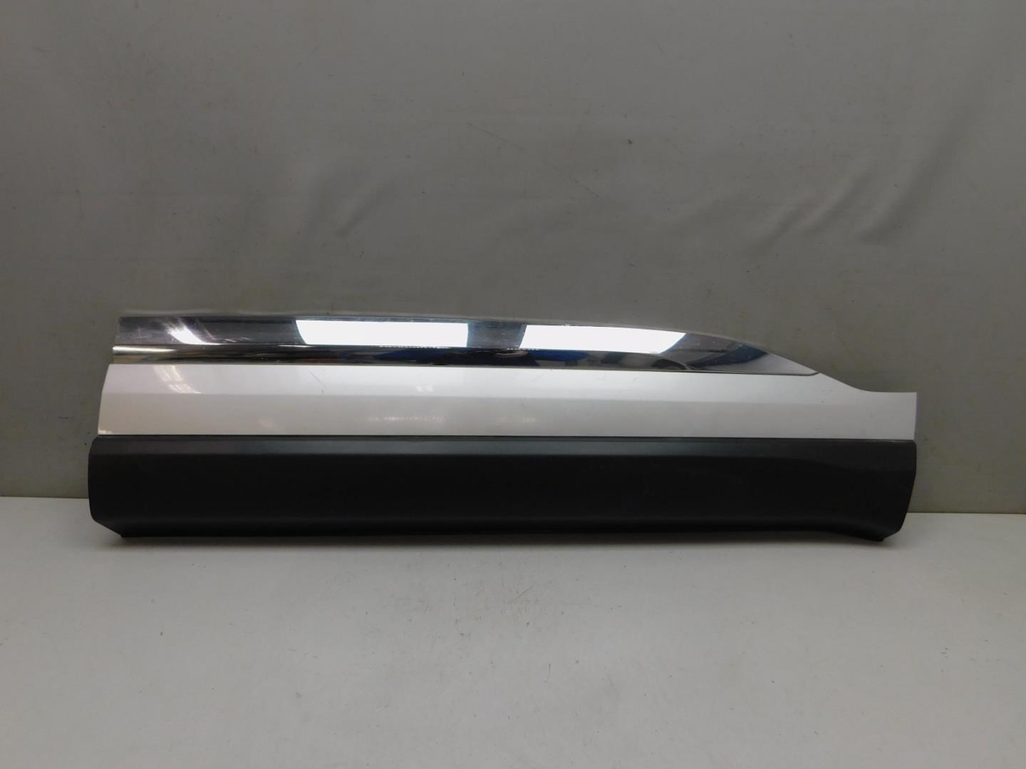 Накладка двери передней правой