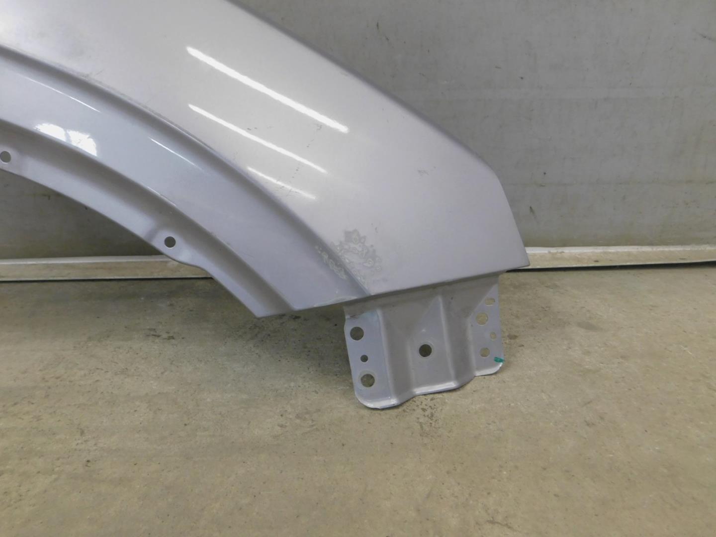 Крыло переднее правое