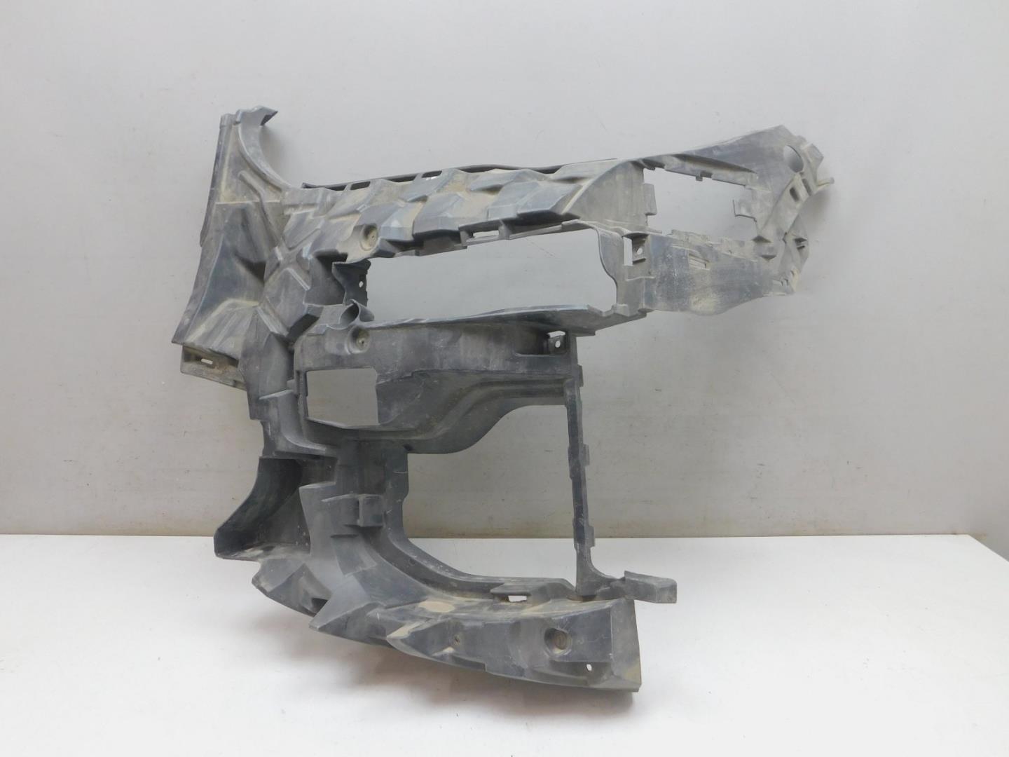 Кронштейн переднего бампера