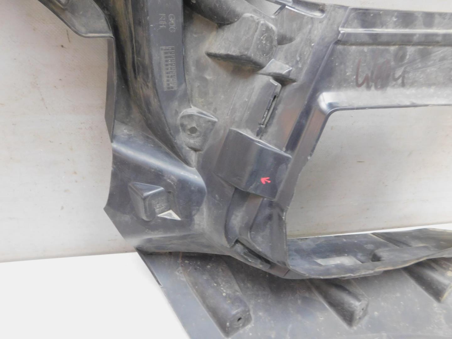 Кронштейн переднего бампера