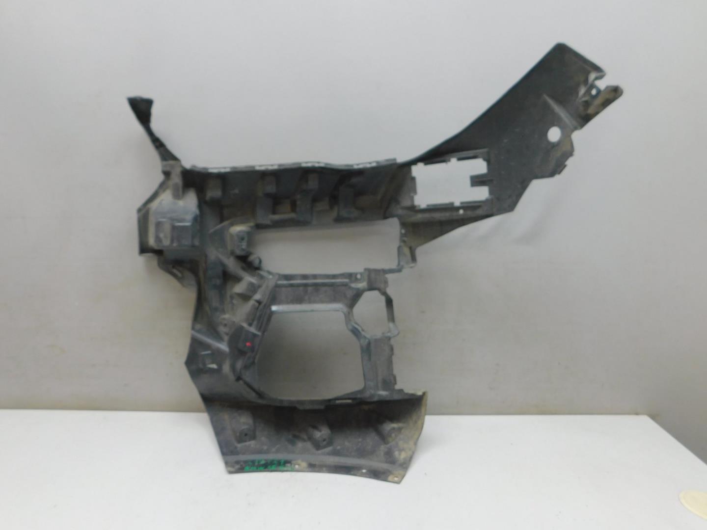 Кронштейн переднего бампера