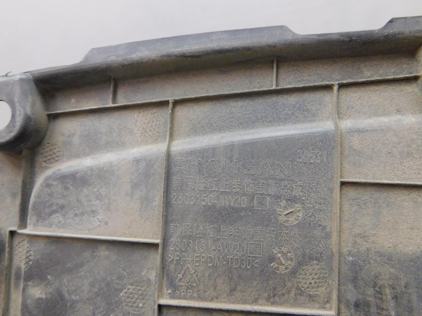 Кожух замка капота