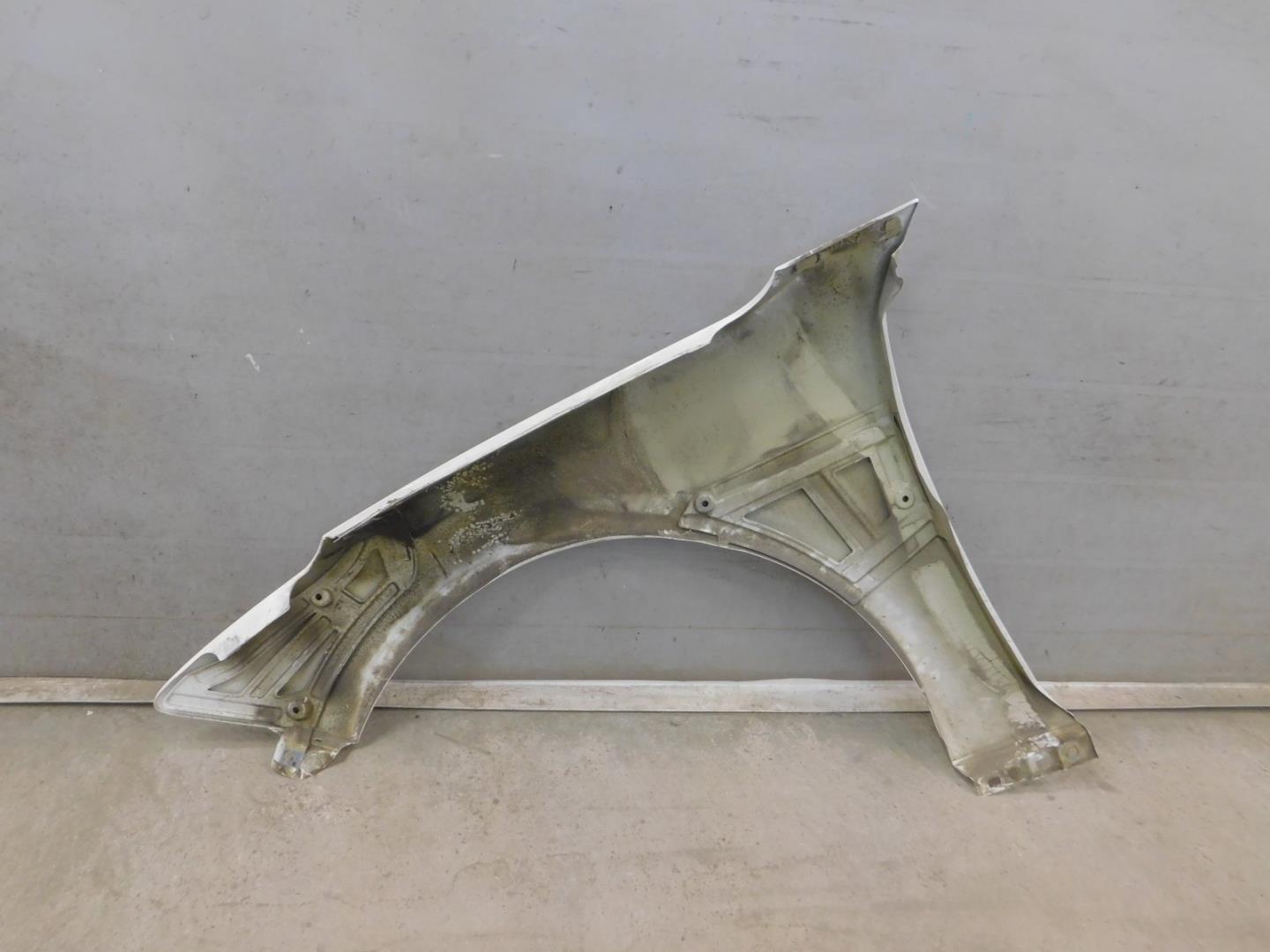 Крыло переднее правое