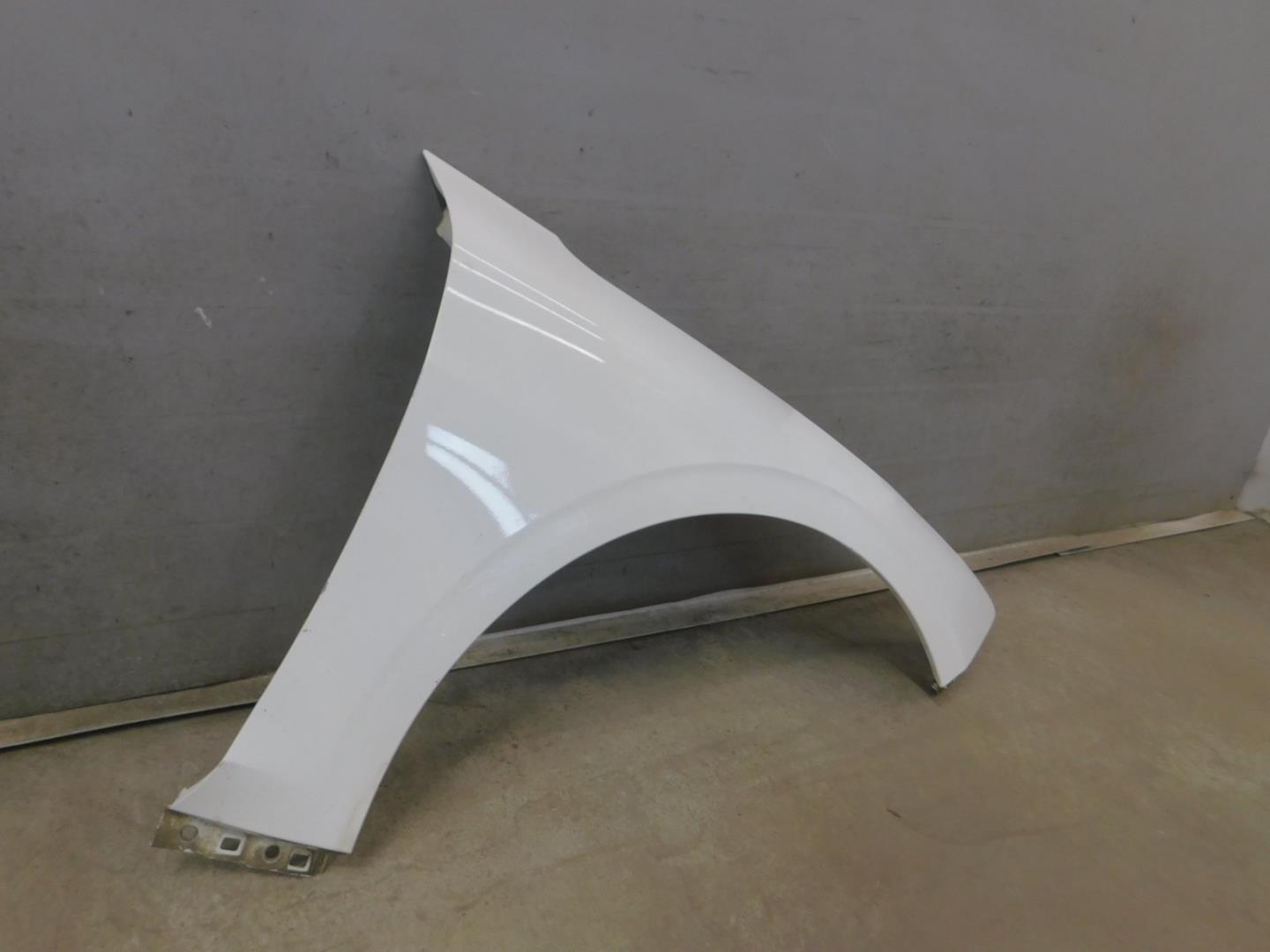 Крыло переднее правое