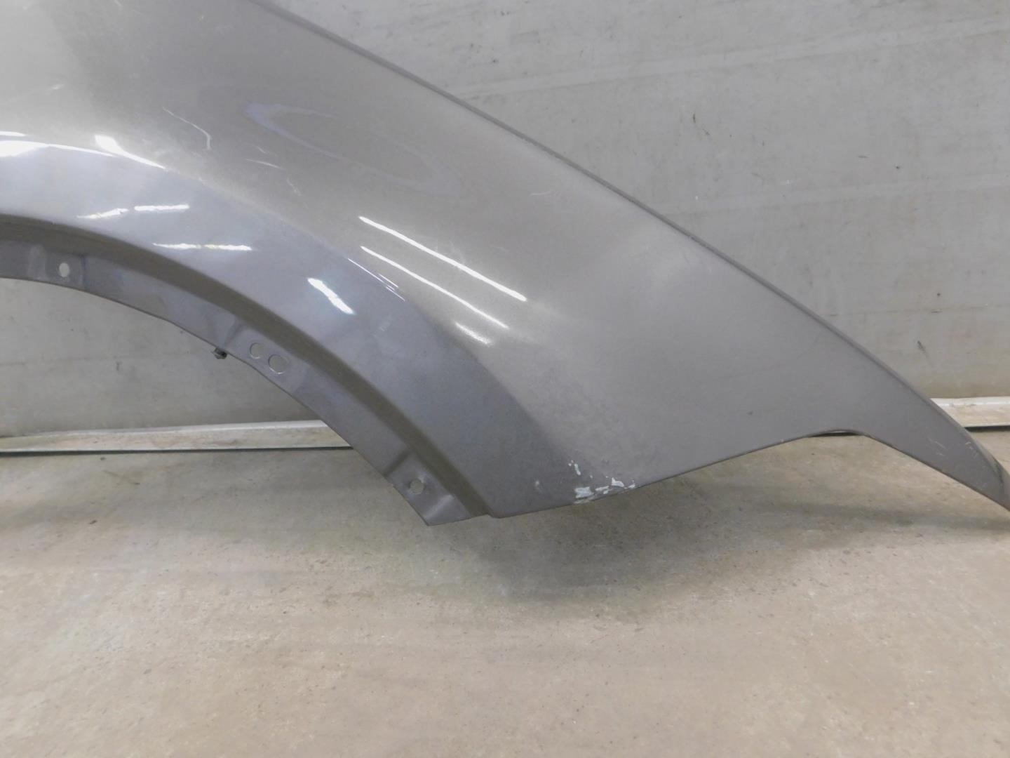 Крыло переднее правое