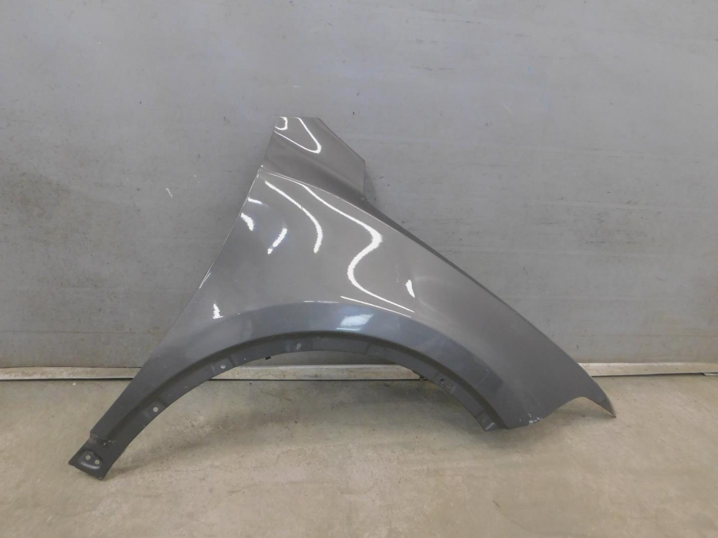 Крыло переднее правое