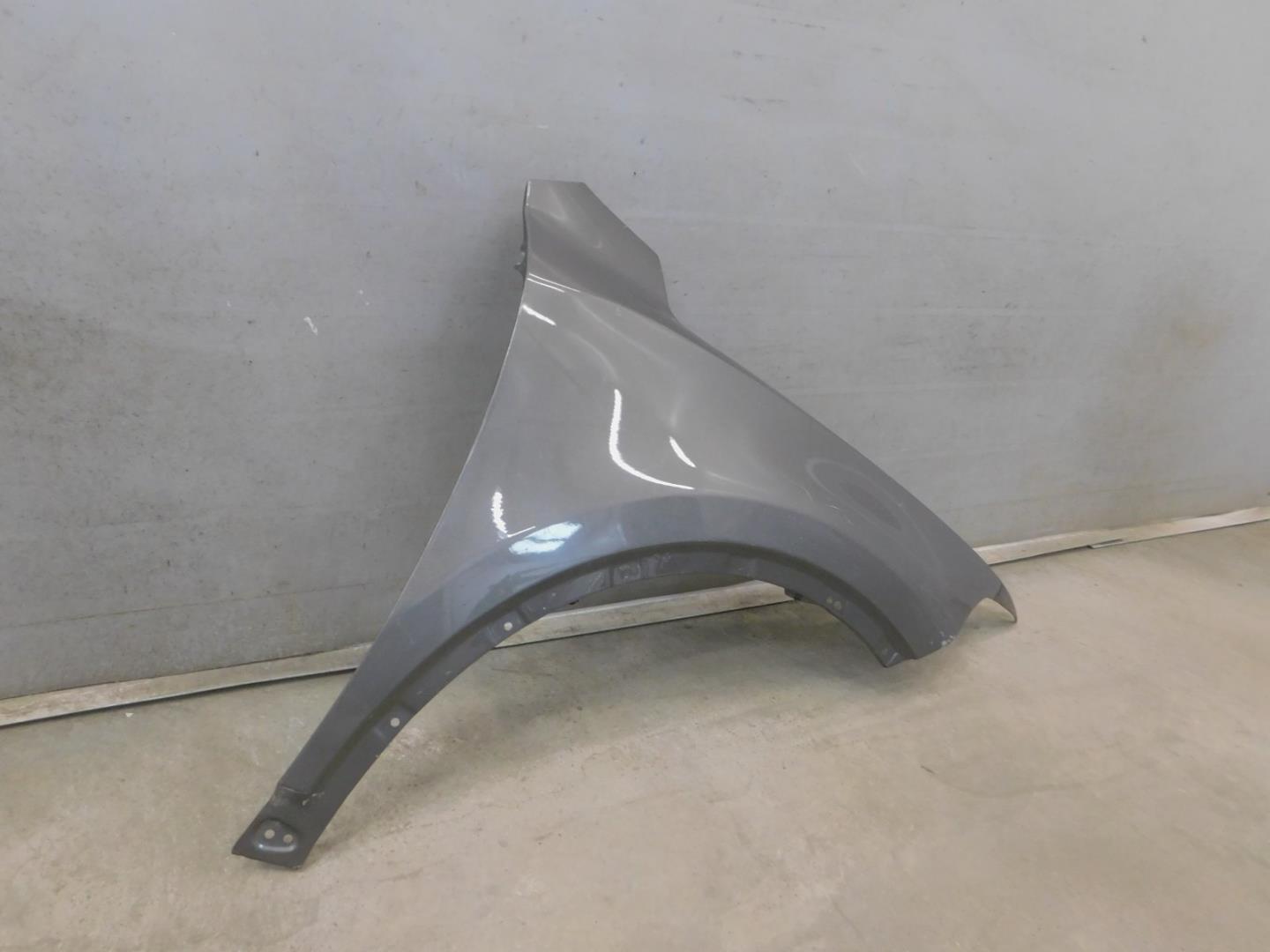 Крыло переднее правое