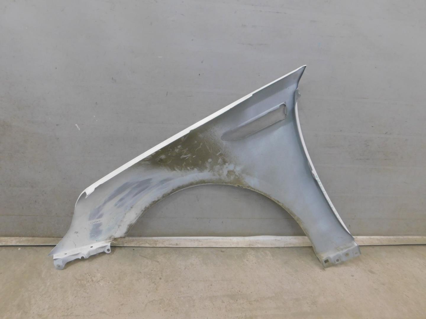 Крыло переднее правое