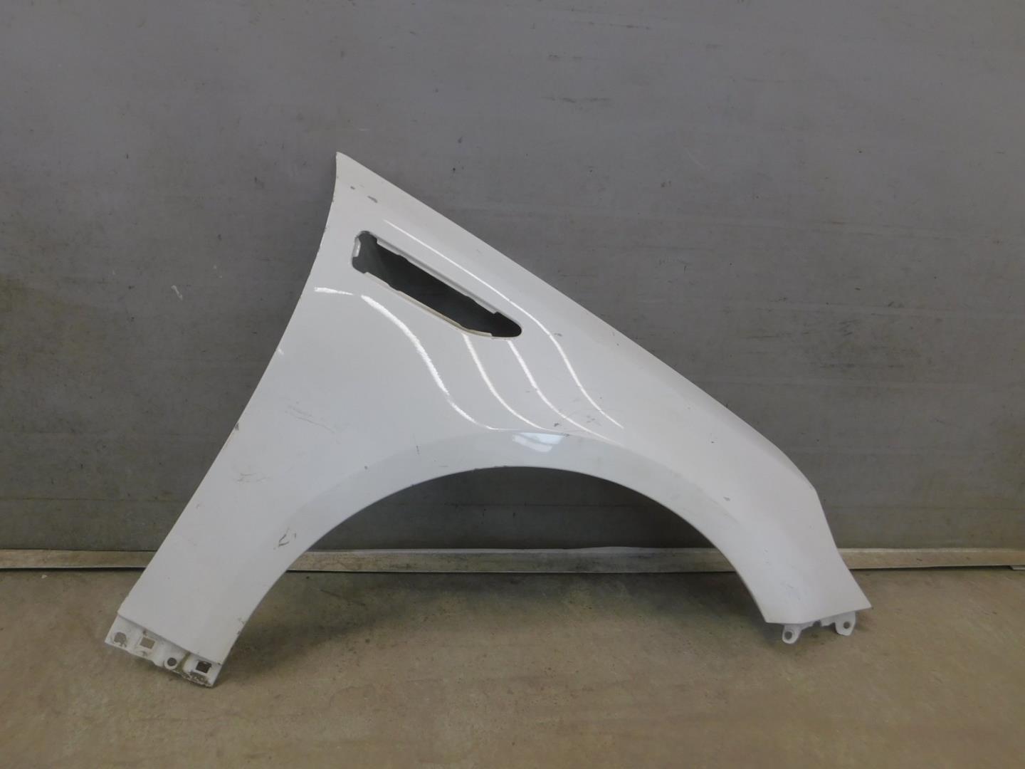 Крыло переднее правое