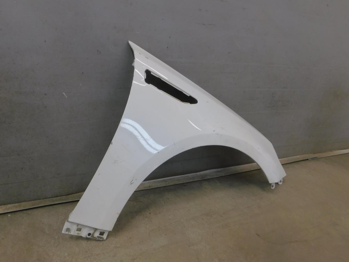 Крыло переднее правое