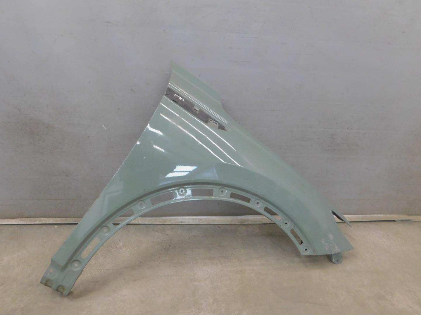 Крыло переднее правое