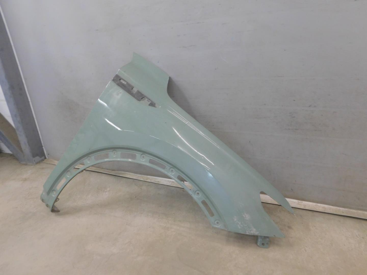 Крыло переднее правое