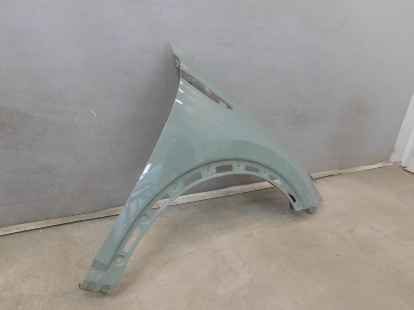 Крыло переднее правое