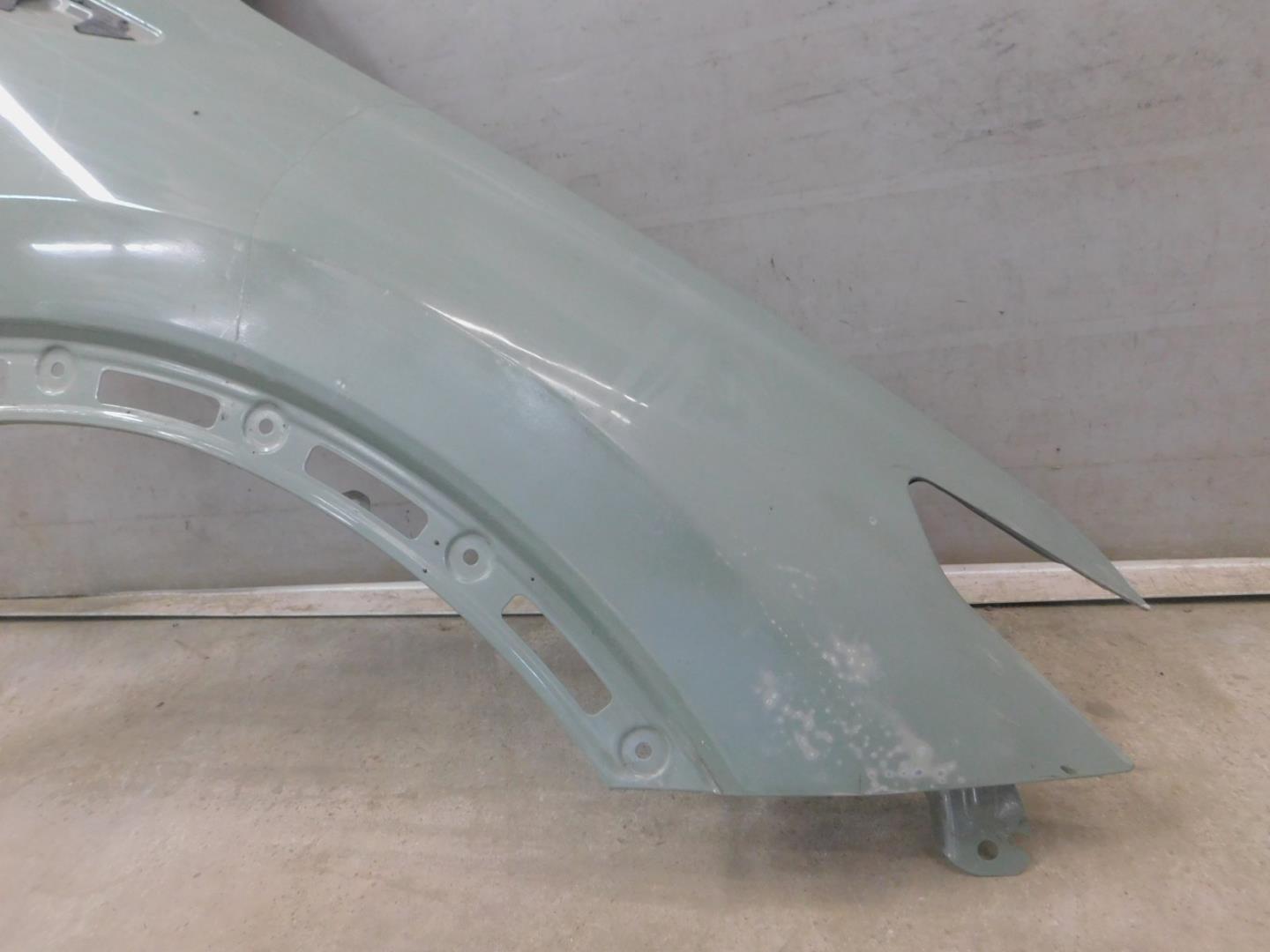 Крыло переднее правое