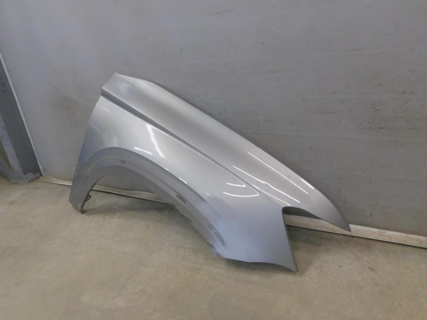 Крыло переднее правое