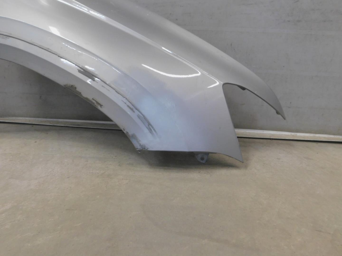 Крыло переднее правое