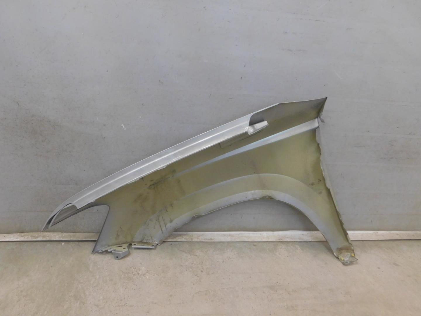 Крыло переднее правое