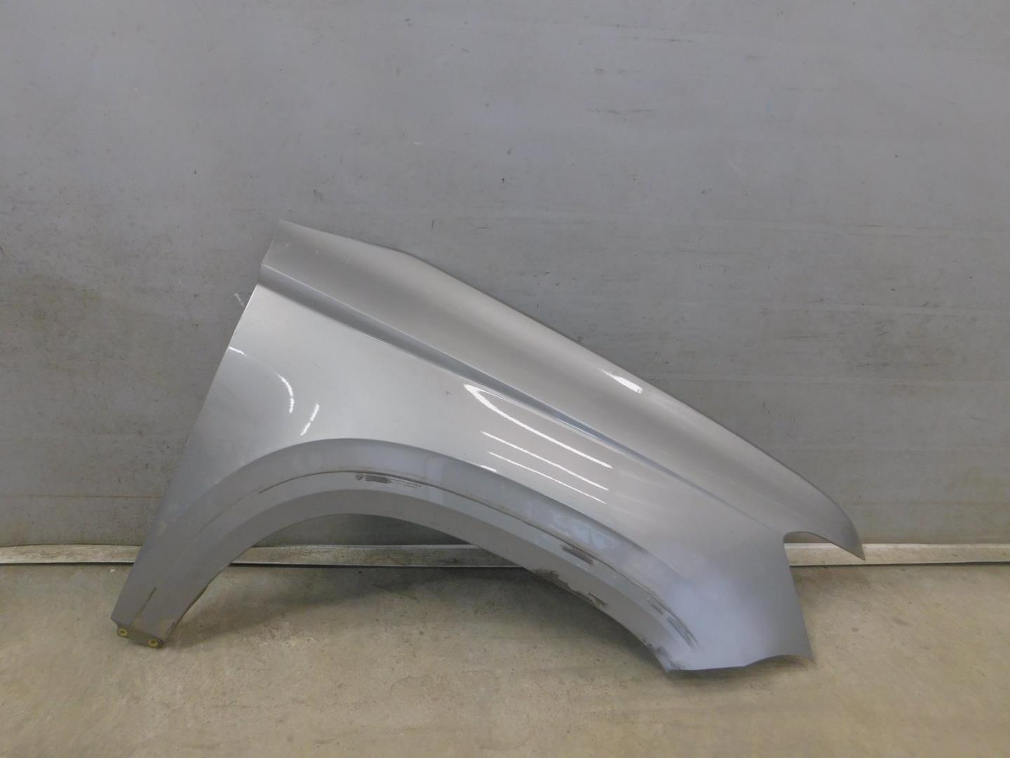 Крыло переднее правое