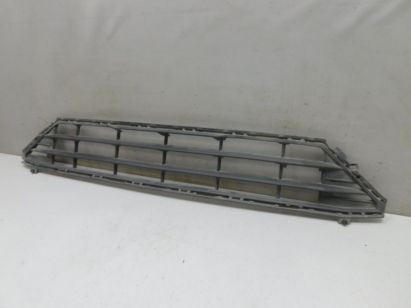 Решетка в бампер центральная