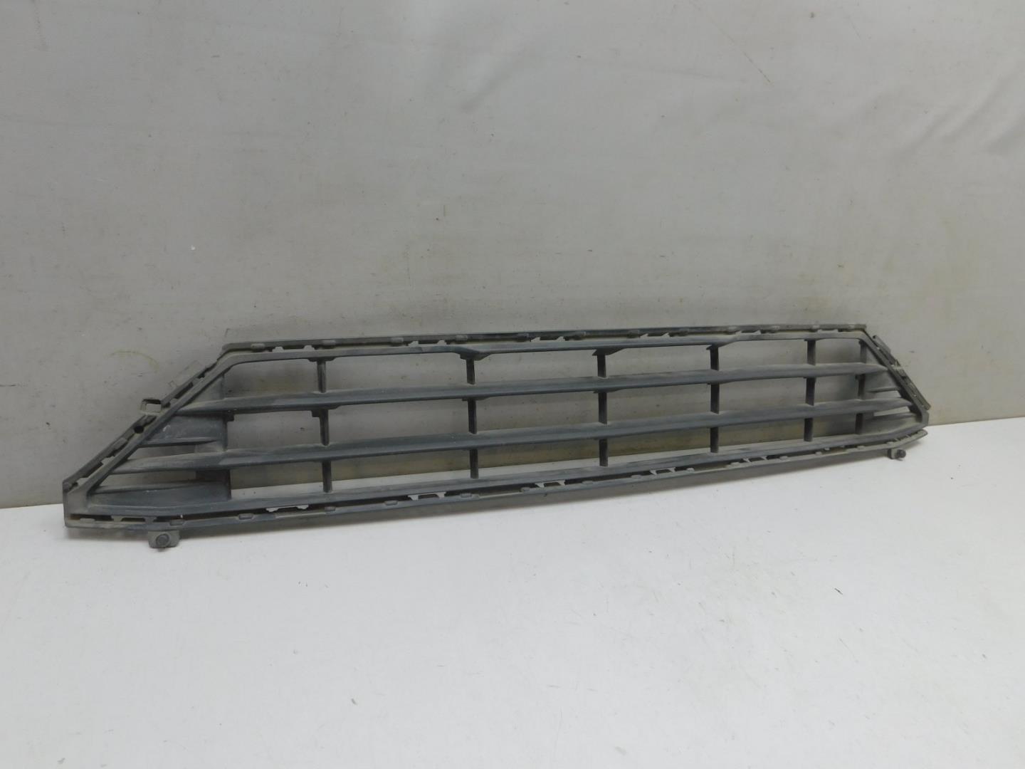 Решетка в бампер центральная