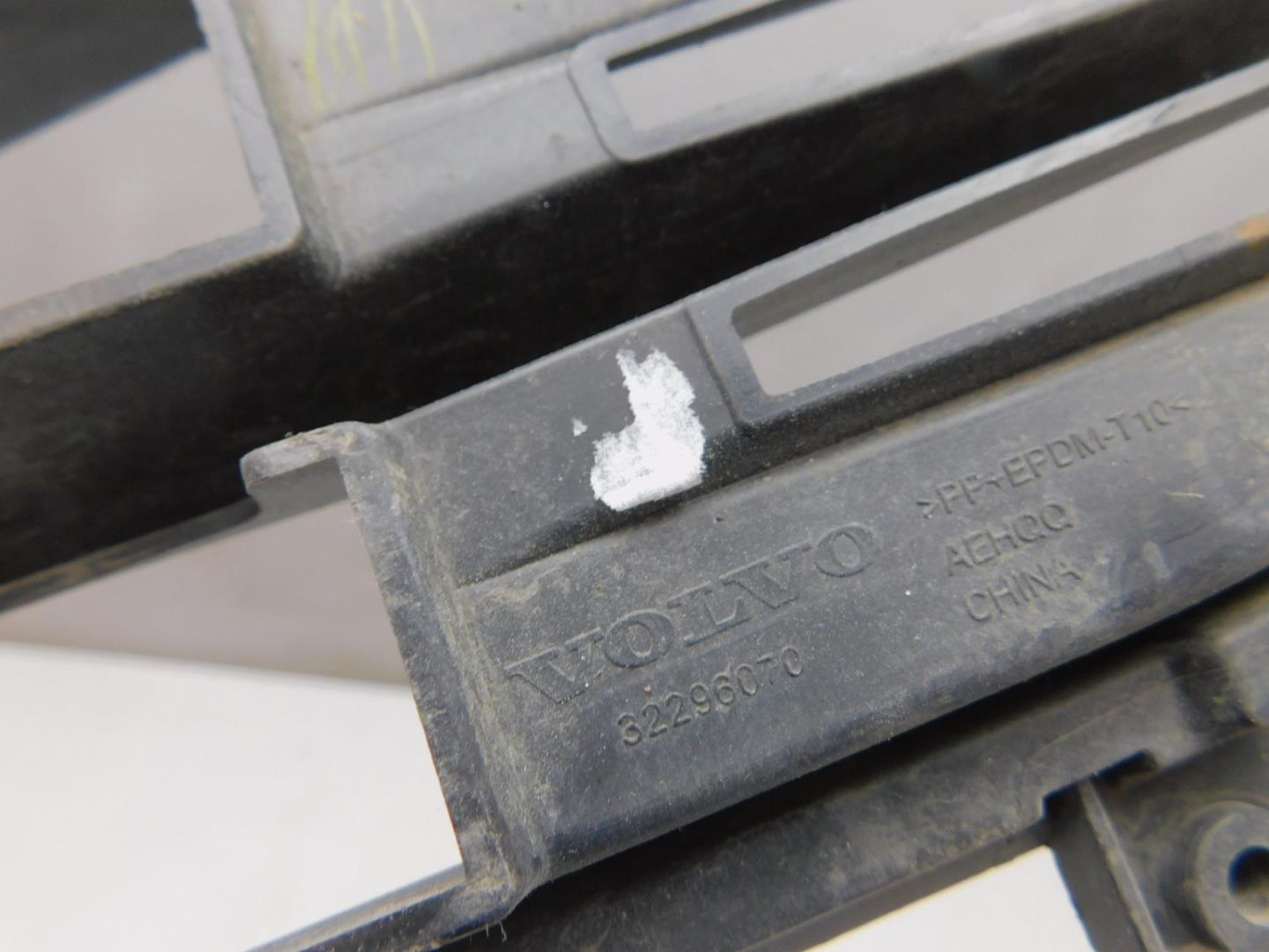 Решетка в бампер центральная