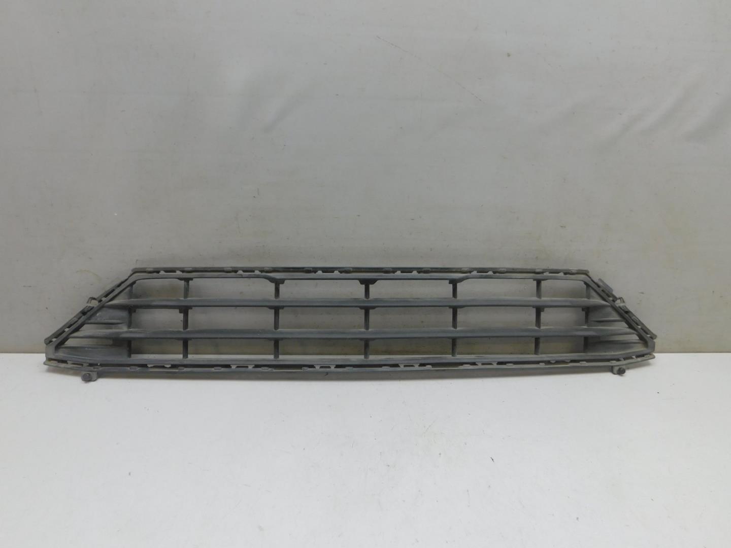 Решетка в бампер центральная