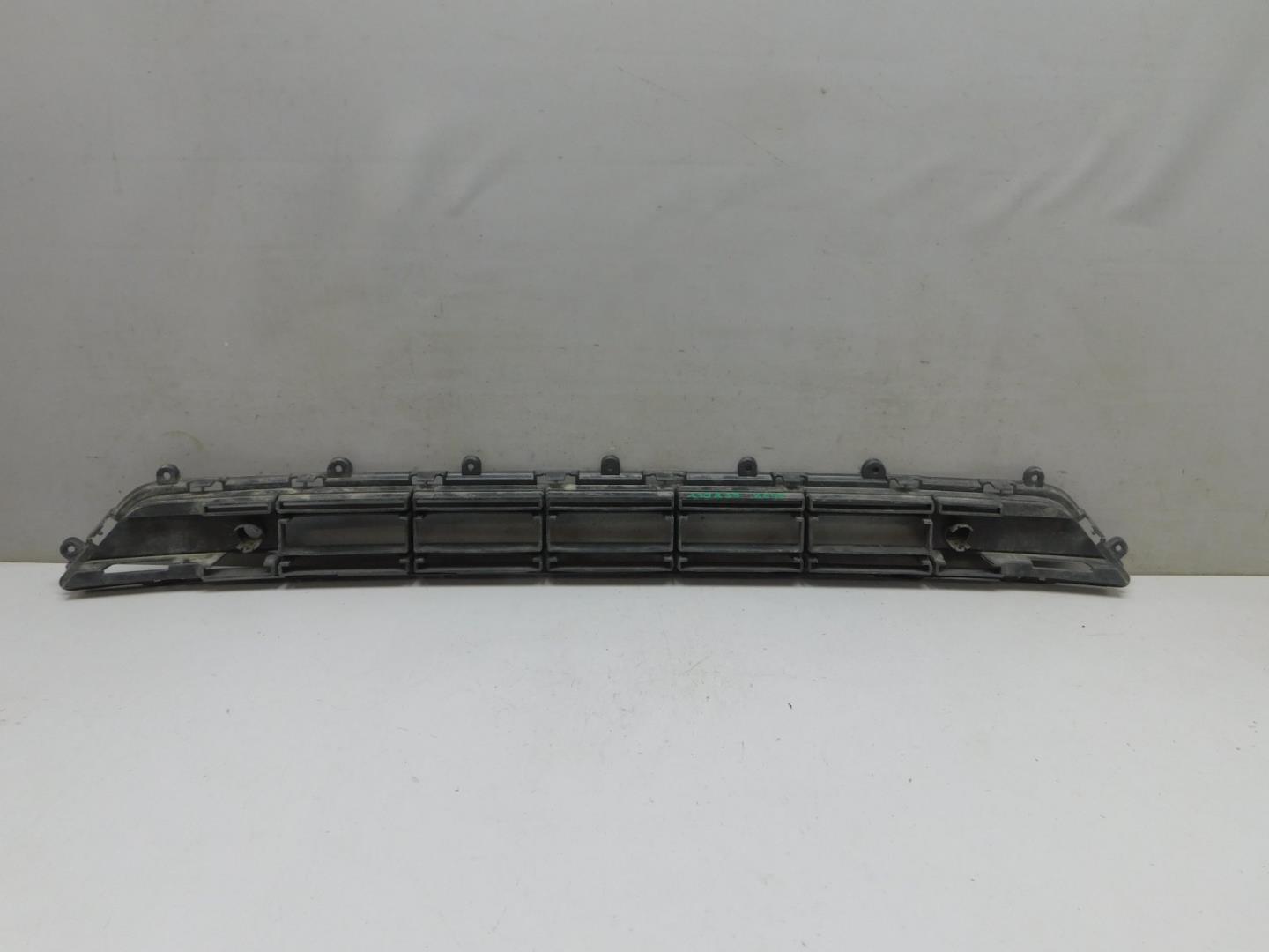 Решетка в бампер центральная