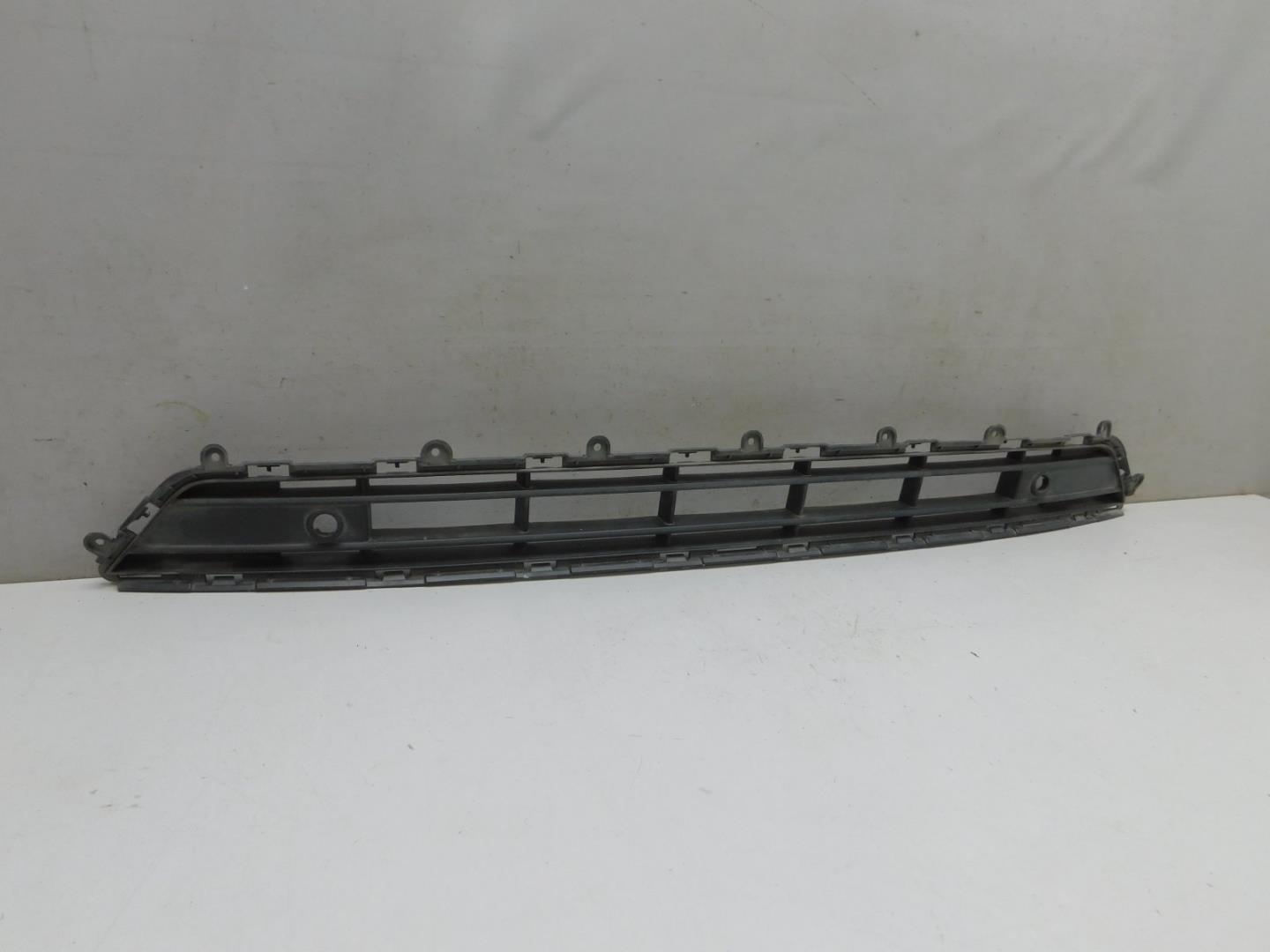 Решетка в бампер центральная