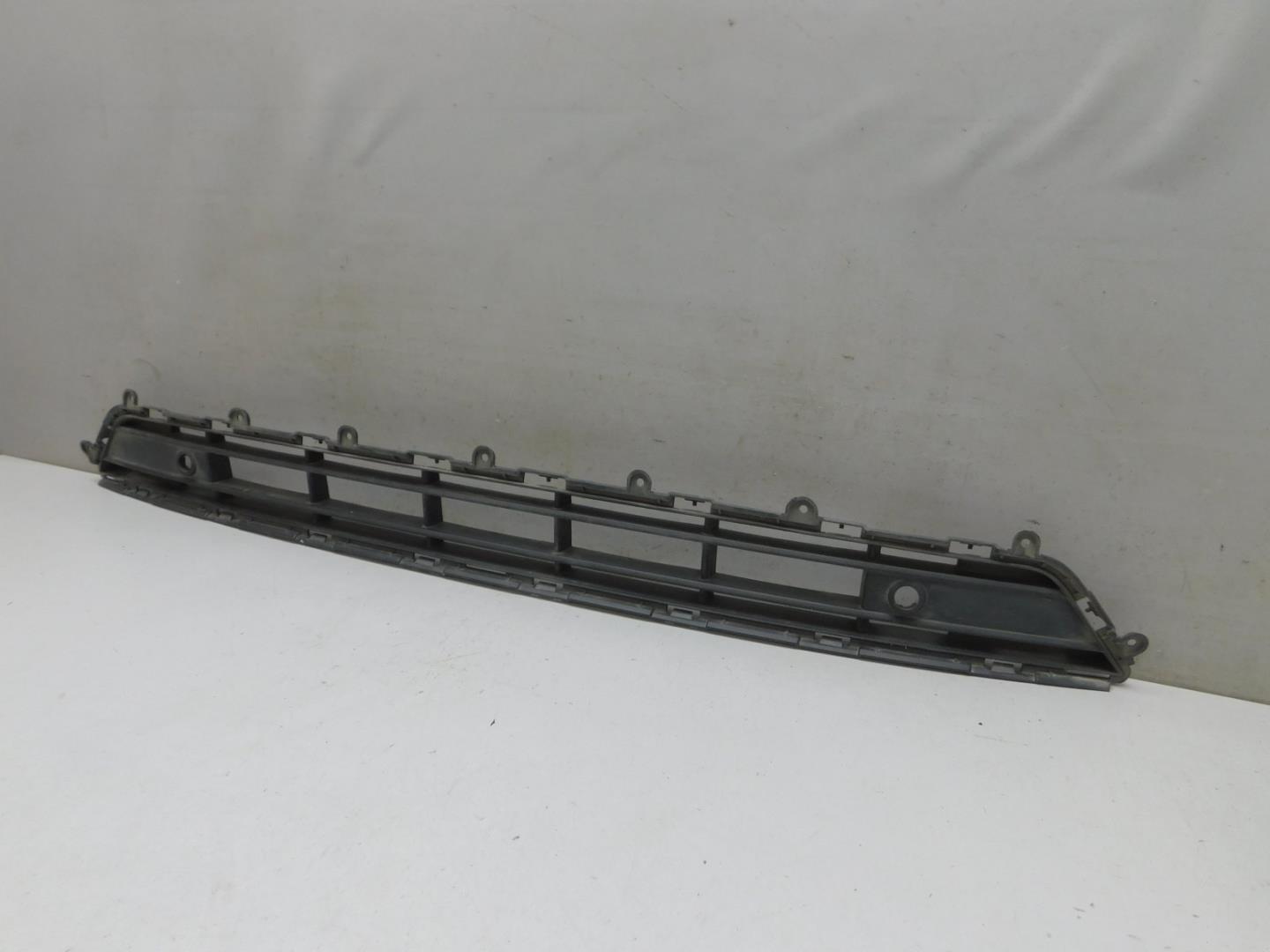 Решетка в бампер центральная