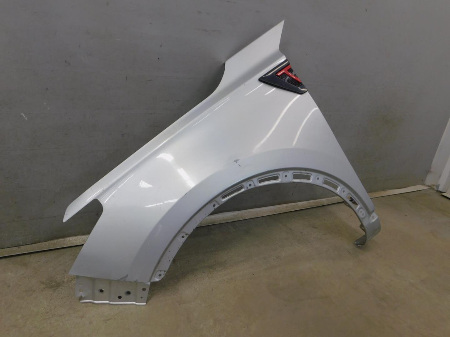 Крыло переднее левое