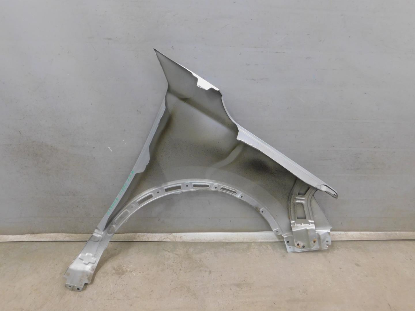 Крыло переднее левое