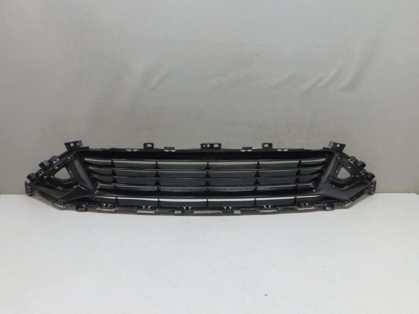 Решетка в бампер центральная