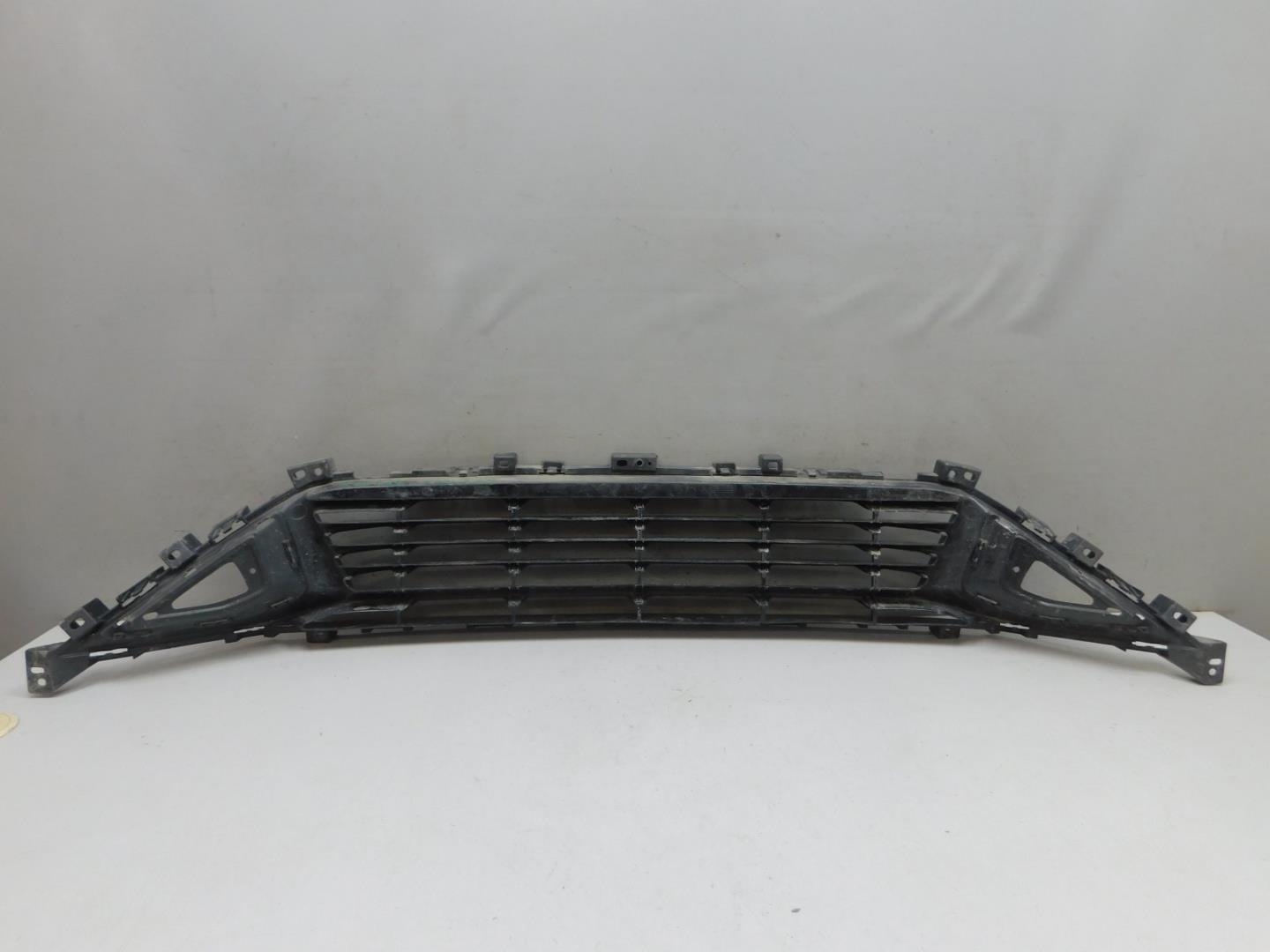 Решетка в бампер центральная