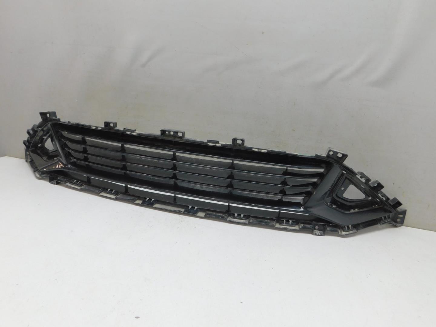 Решетка в бампер центральная