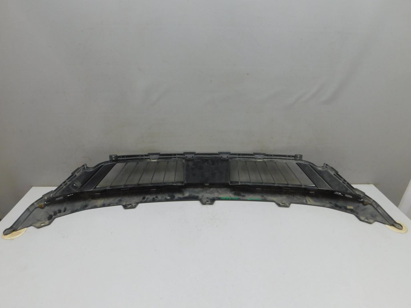 Решетка в бампер центральная