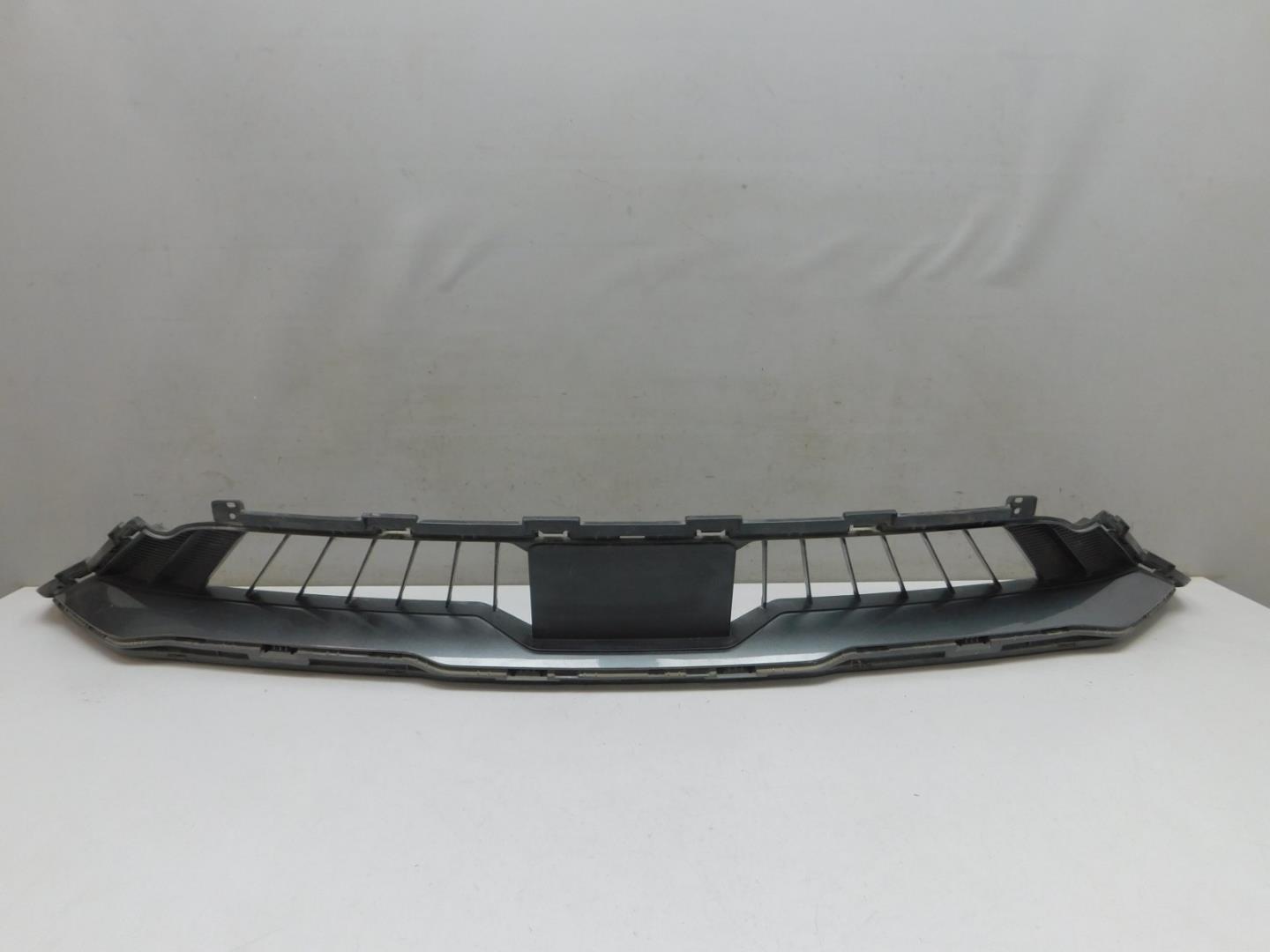 Решетка в бампер центральная