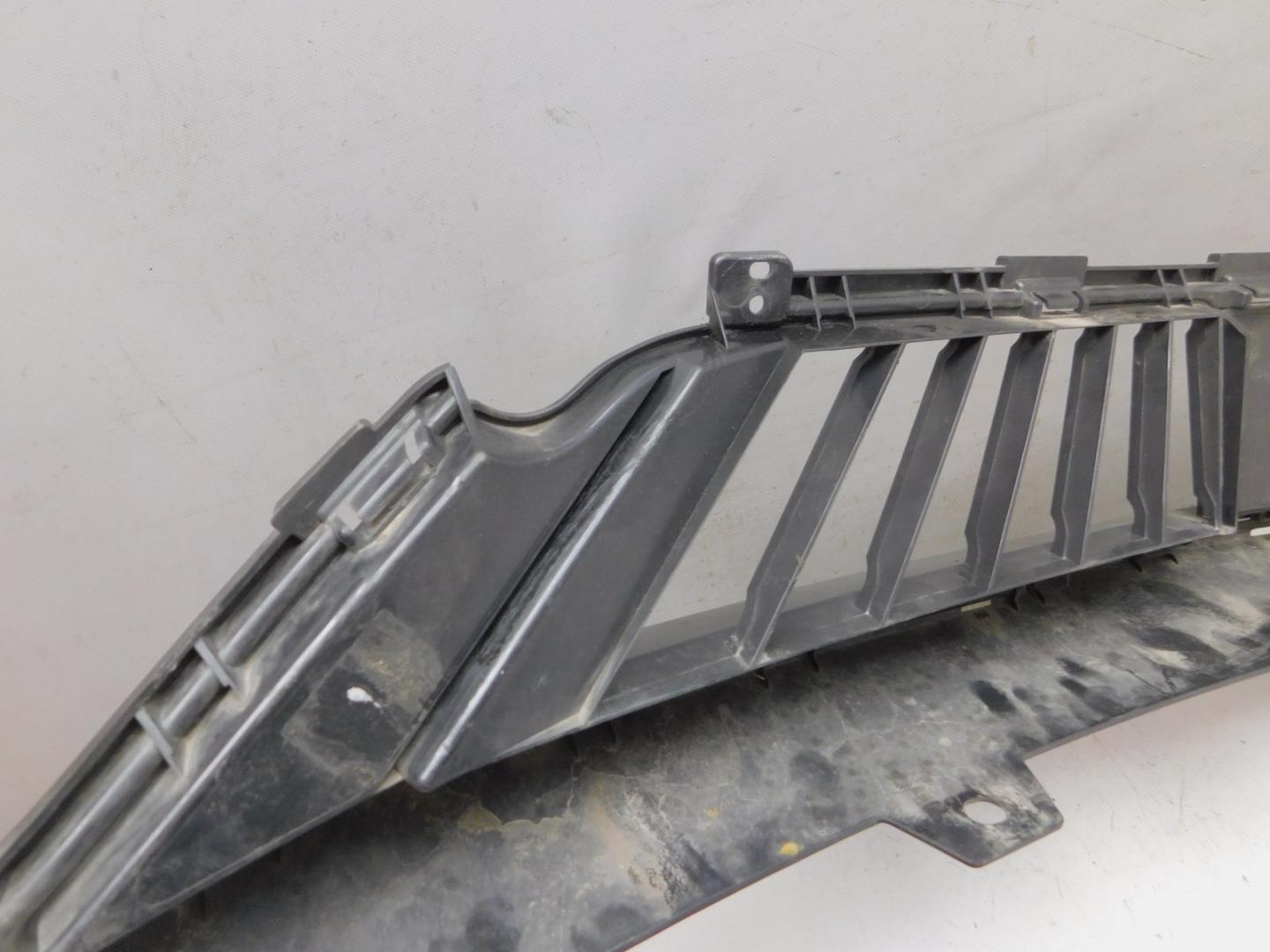 Решетка в бампер центральная