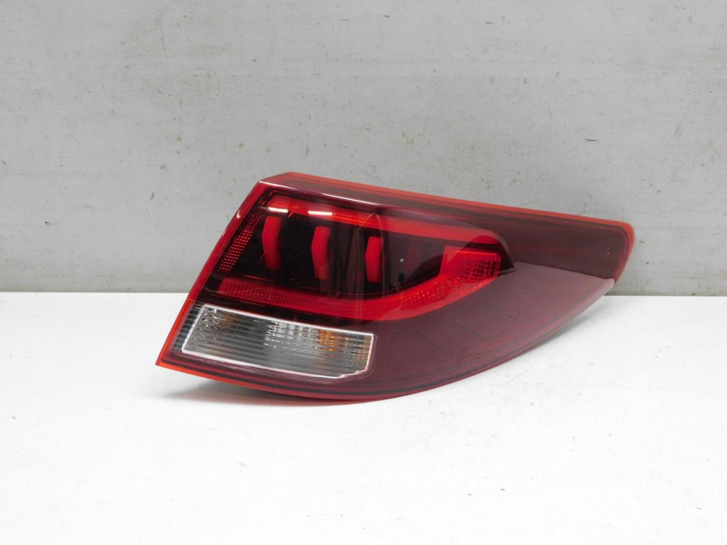 Фонарь задний наружный правый