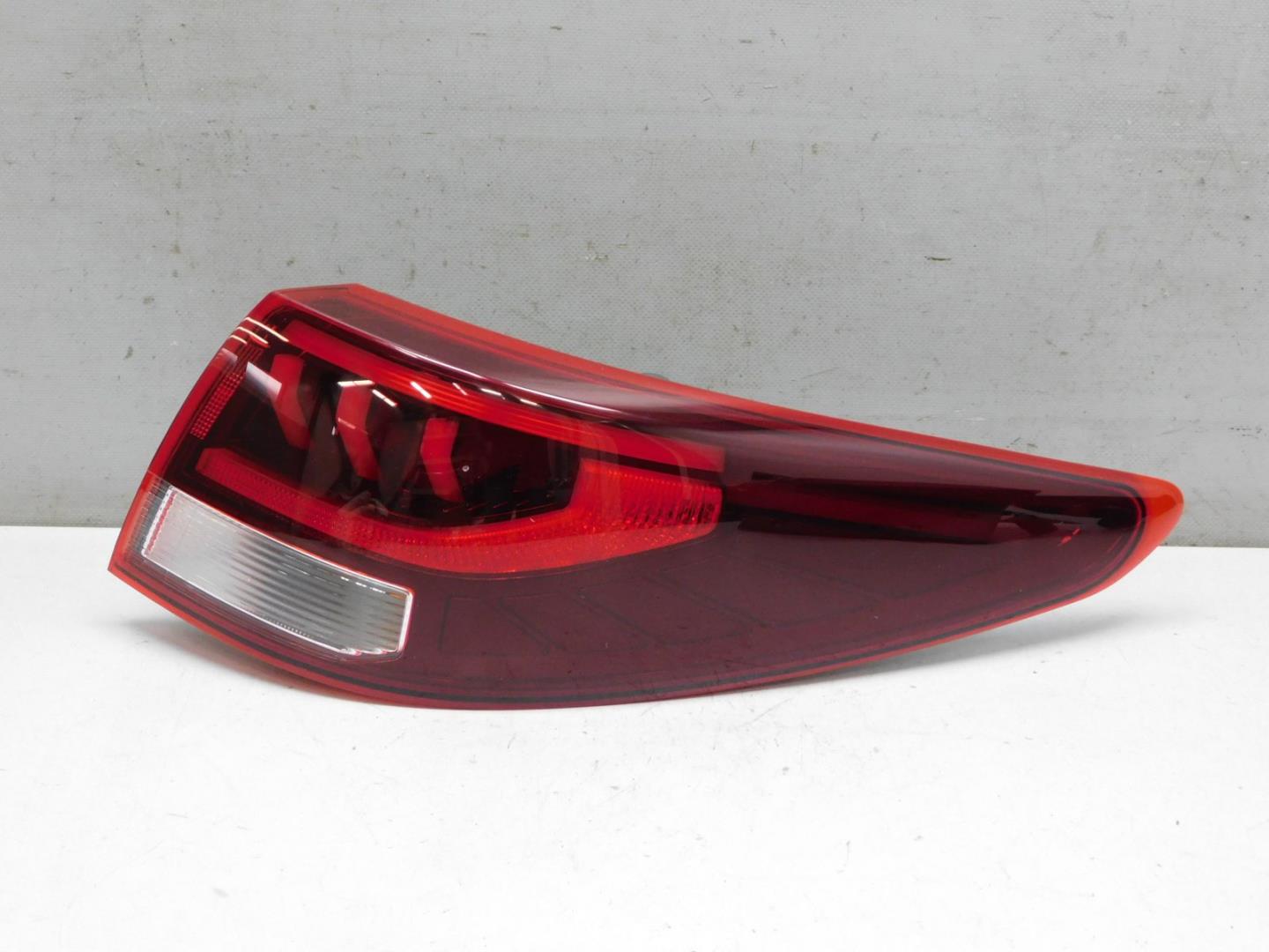 Фонарь задний наружный правый