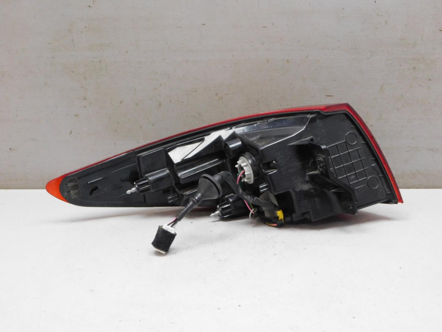 Фонарь задний наружный правый