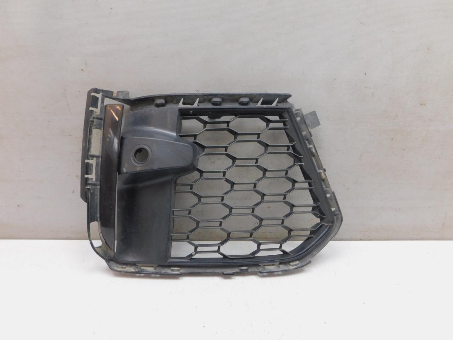 Решетка в бампер правая