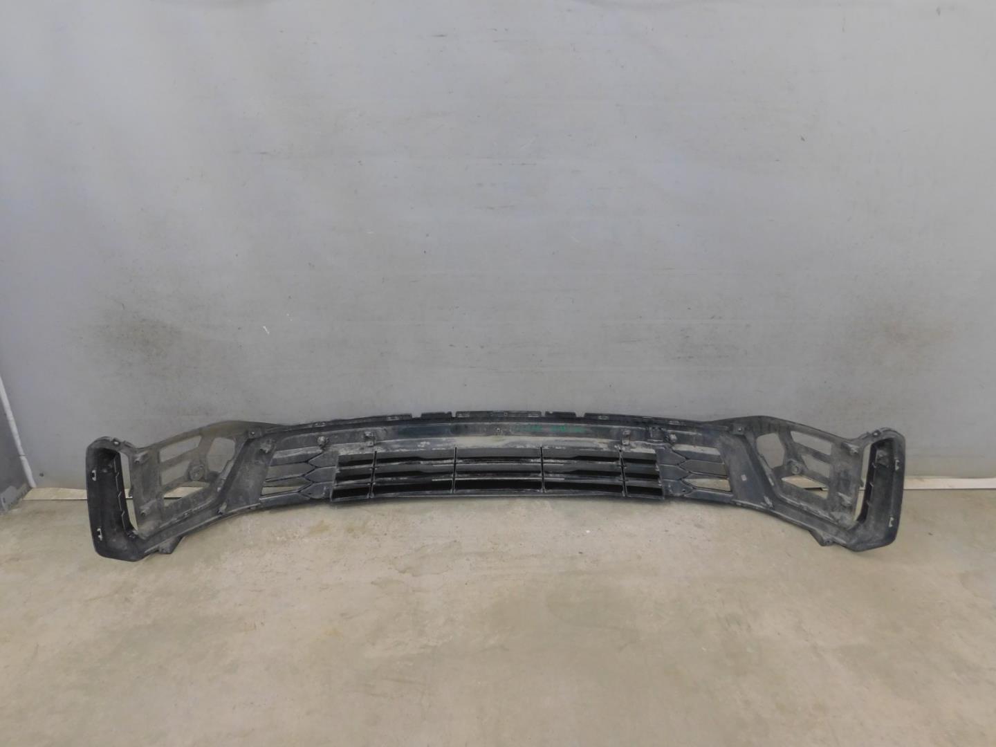 Решетка в бампер центральная