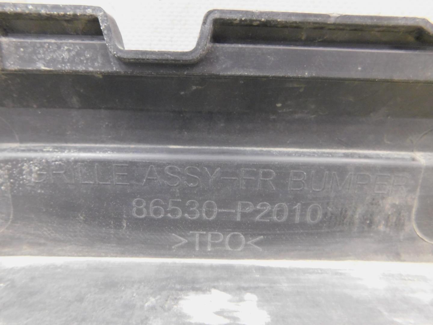 Решетка в бампер центральная