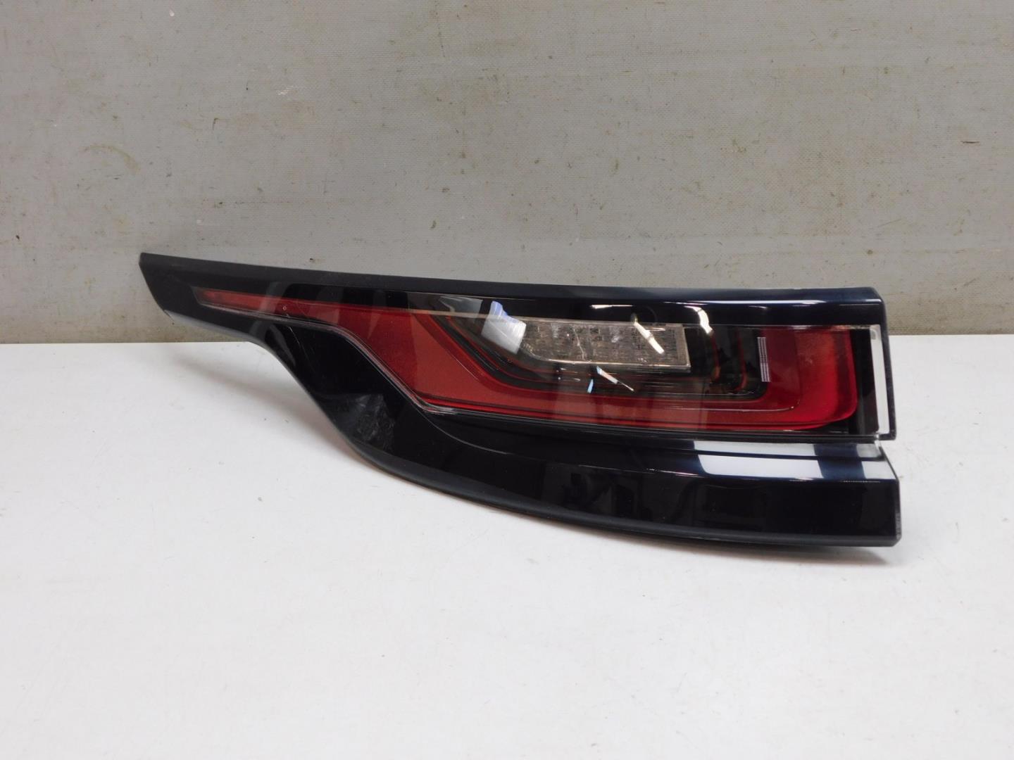 Фонарь задний наружный левый