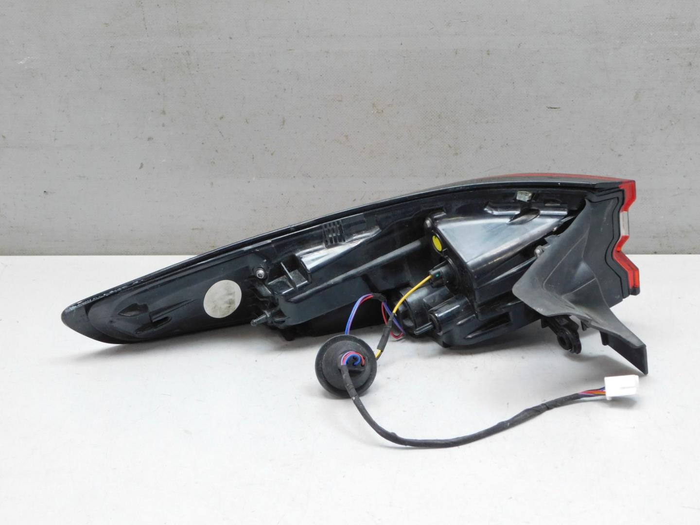 Фонарь задний наружный правый