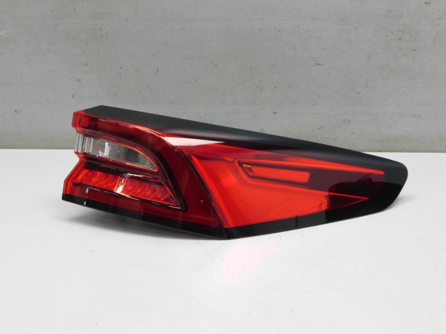 Фонарь задний наружный правый